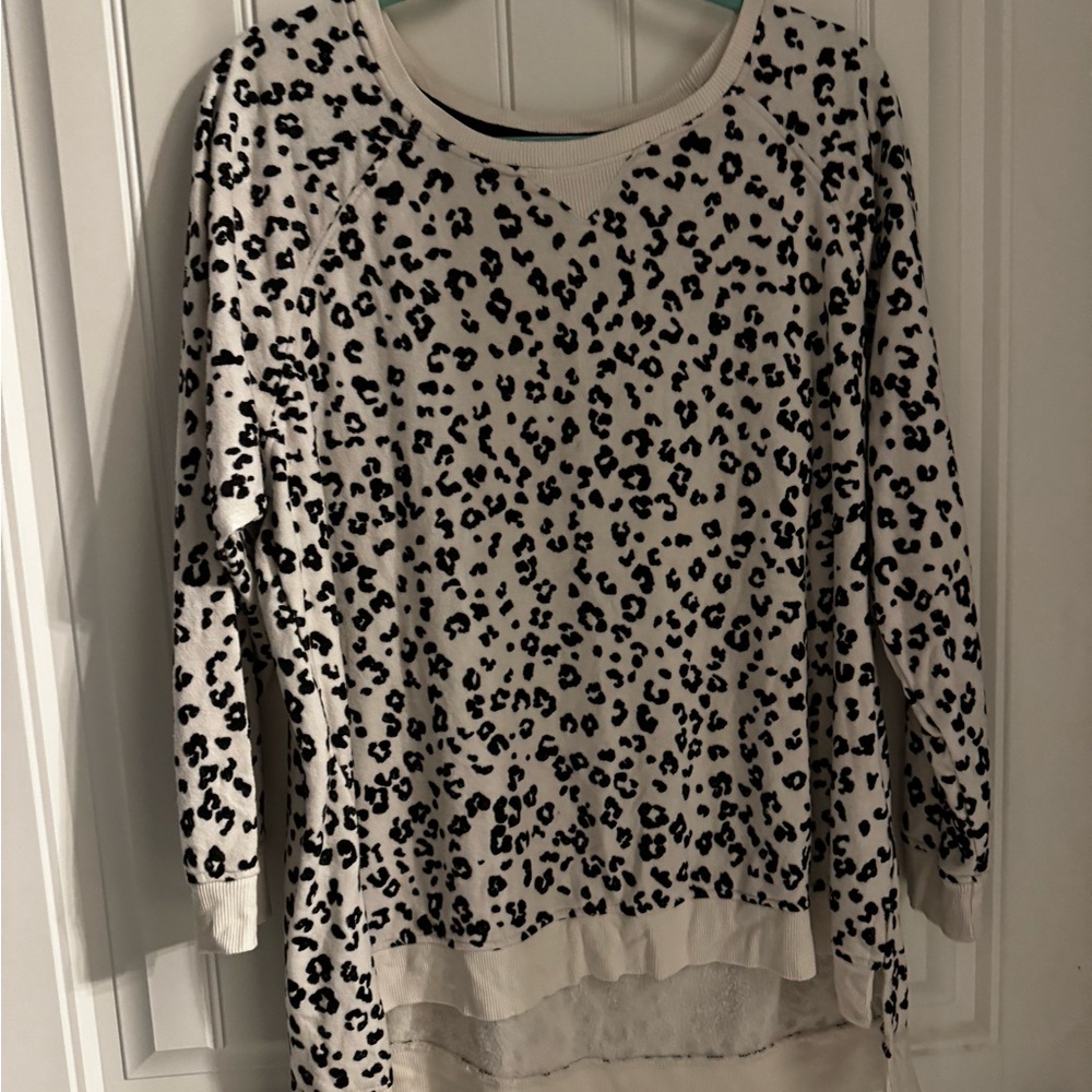 Oversized leopard print sweatshirt.